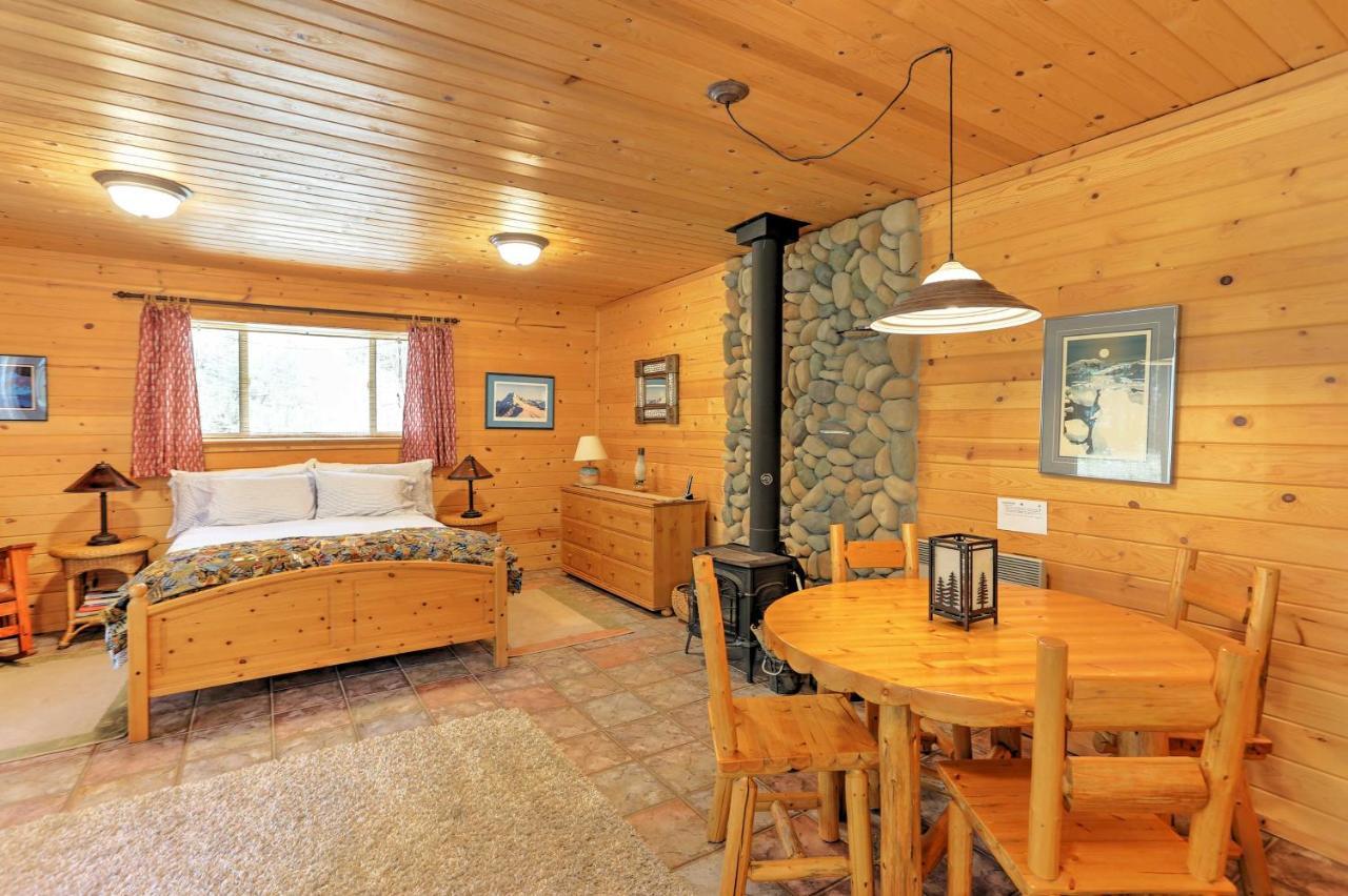 Romantic Riverfront - 1 Mile To Winthrop! Holiday home